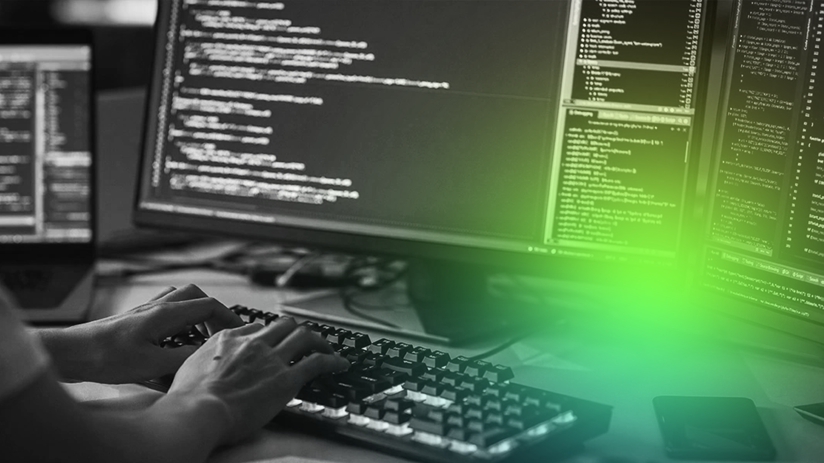 Primer plano de las manos de una persona que trabaja en un computador