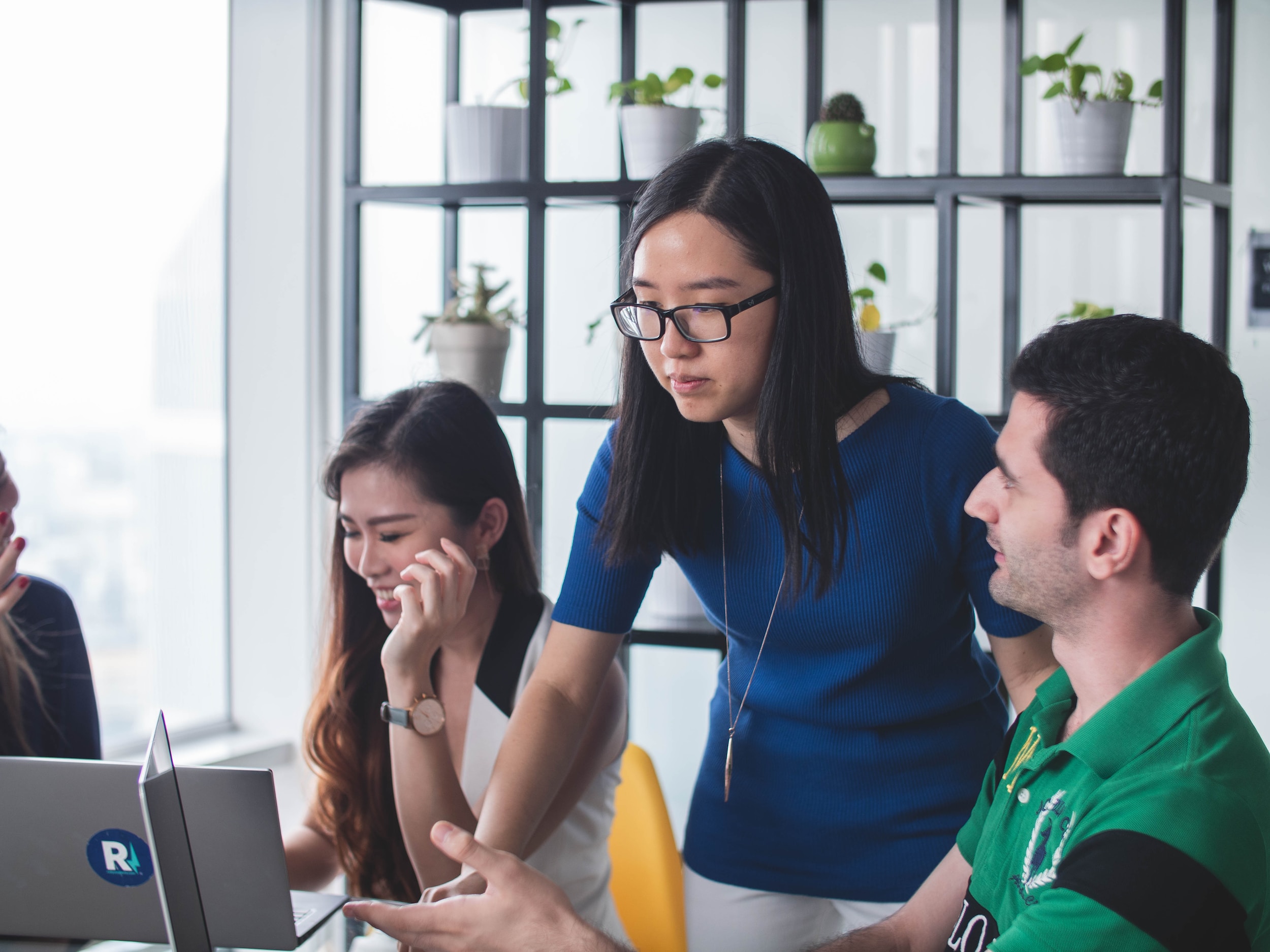 Tres personas frente a computadores